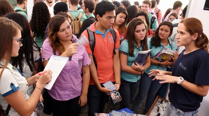 Un grupo de estudiantes atiende una explicación en la Feria Vocacional.