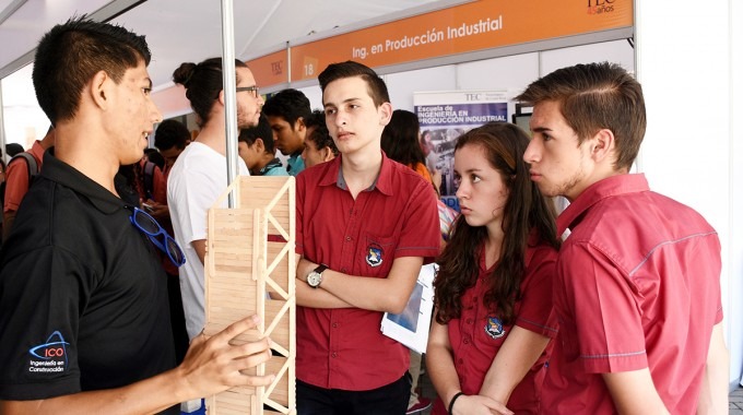 Jóvenes en la feria vocacional.