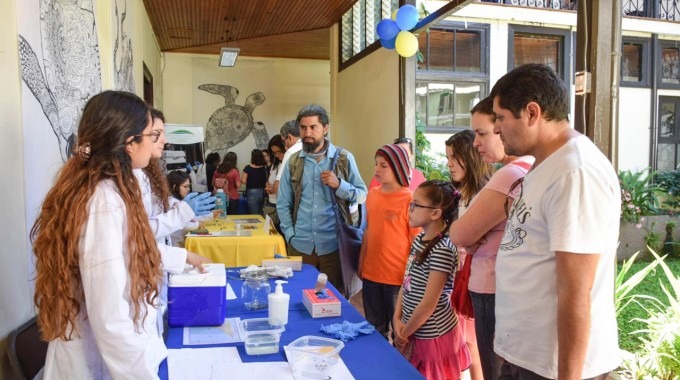 imagen de varios estudiantes del TEC mostrando proyectos científicos al público