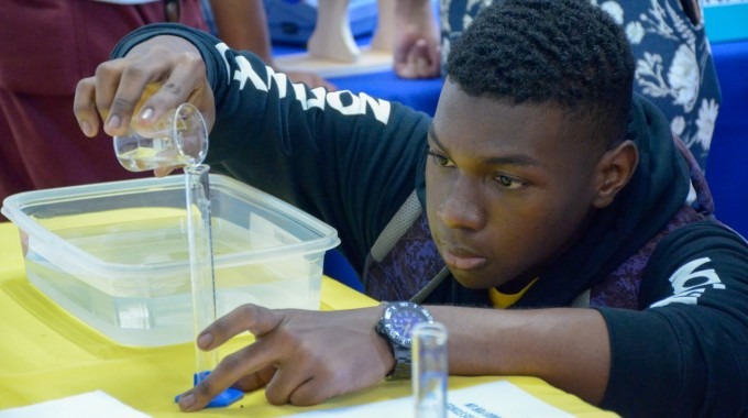 Estudiante de secundaria realizando experimentos