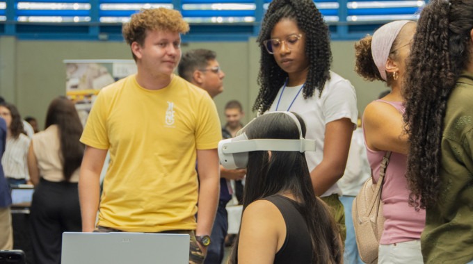 Imagen de varios estudiantes en el festival de realidad virtual