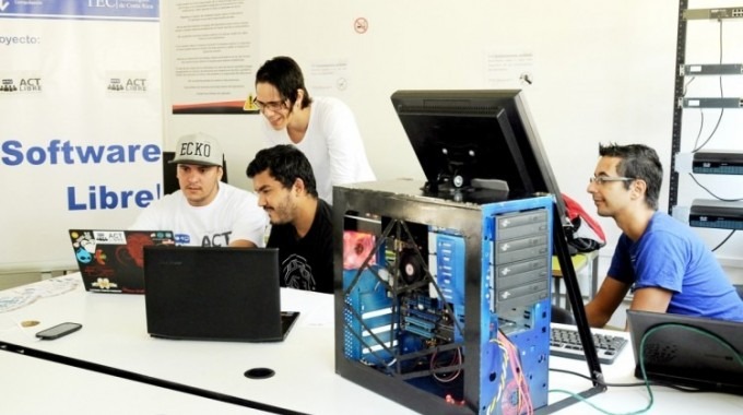 Imagen de varios jóvenes frente a una computadora