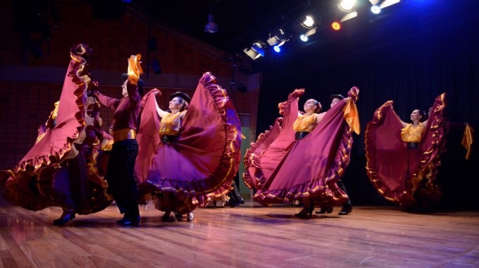 imagen de varias personas bailando folclor.
