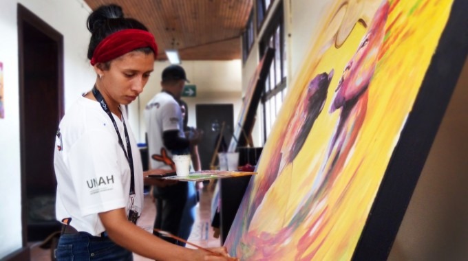 Imagen de una estudiante hondureña pintando en Casa de la Ciudad.