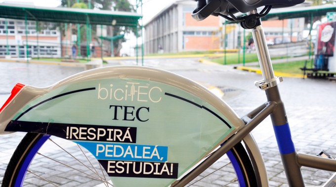 parte trasera de bicicletatec con mensaje en su tapa.