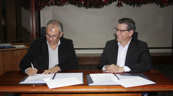  El Dr. Julio César Calvo Alvarado y el Ing. Carlos Roberto Acuña Esquivel firmando un convenio para beneficio de los egresados del TEC.