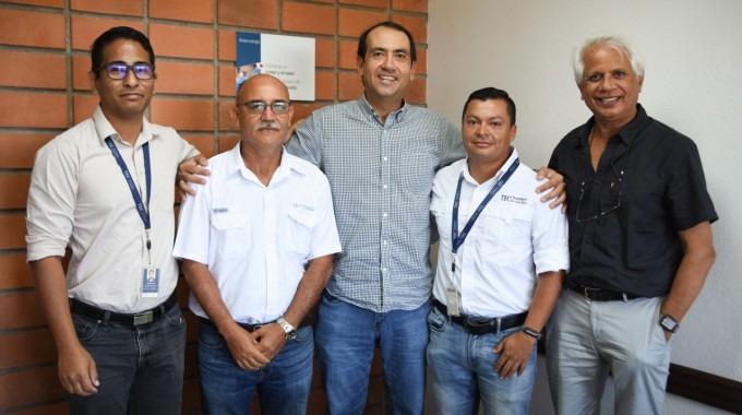 Cinco hombres posando después de firmar el acuerdo.