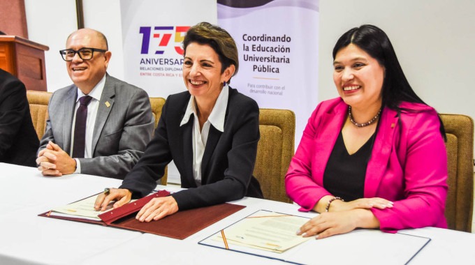 La rectora del TEC, junto a la Embajadora de España.