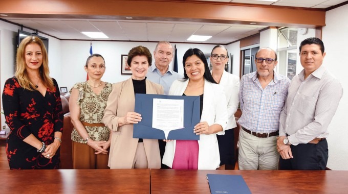 Imagen con ocho personas posando para la fotografía. Muestran el documento firmado.