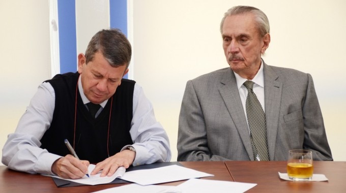 luis_paulino_mendez_y_dueño_de_la_torre_firmando_contrato_