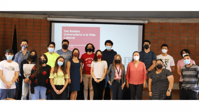 imagen de varios estudiantes posando para la fotografía luego de una capacitación en habilidades blandas.