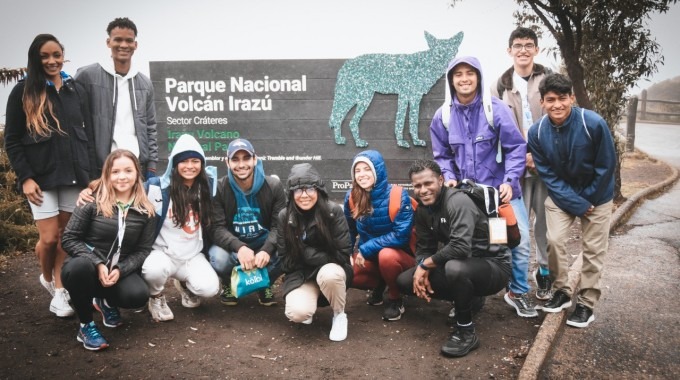 Personas visitando el volcán Irazú.