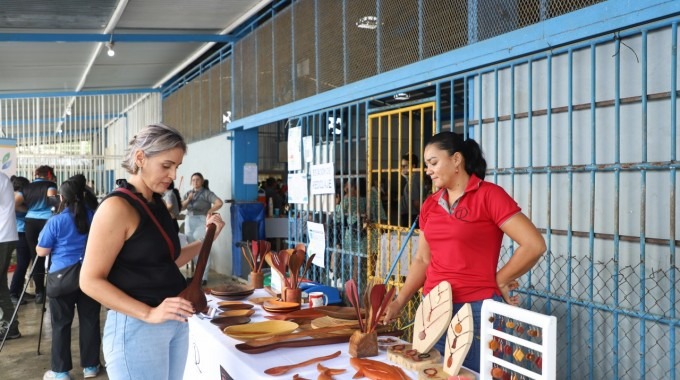 una persona observando los productos de una emprendedora