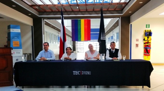 imagen de los cuatro candidatos a la rectoria, en foro en Limón.