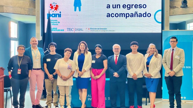 Organizadores posan para la fotografía oficial 