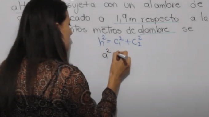 Pizarra con contenidos de matemática.