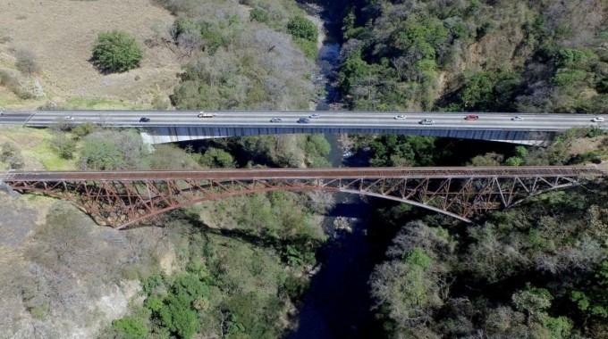 Imagen del puente ferroviario sobre el río Grande de Atenas.