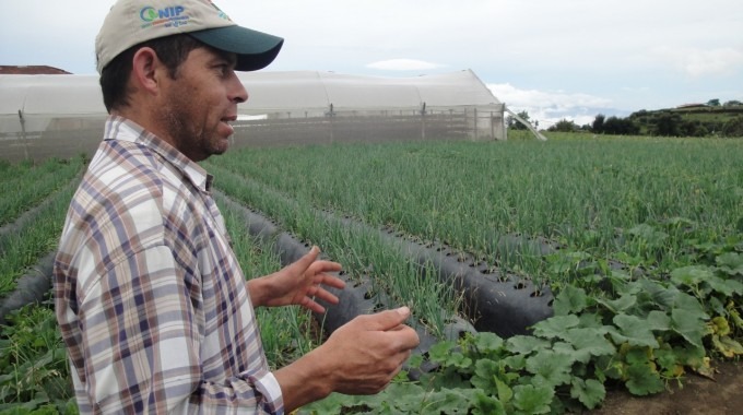 agricultor con su cosecha