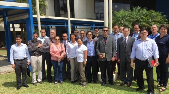 Grupo de profesores en visita al Centro de Innovación de Intel