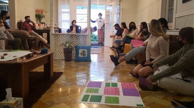 Imagen de varios estudiantes del Capítulo Estudiantil realizando actividades de difusión química.