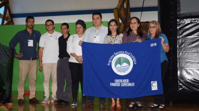 personas sosteniendo bandera en escenario 