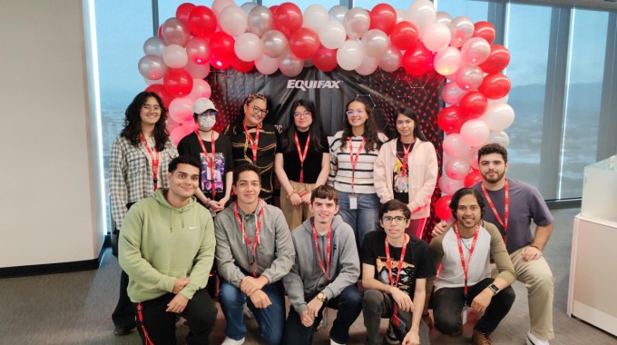 Estudiantes posan para la fotografía