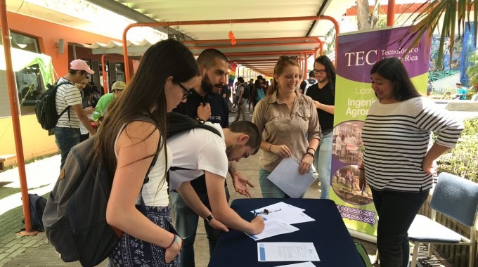 funcionarios_firmando_compromiso_contra_desperdicio_alimentos_