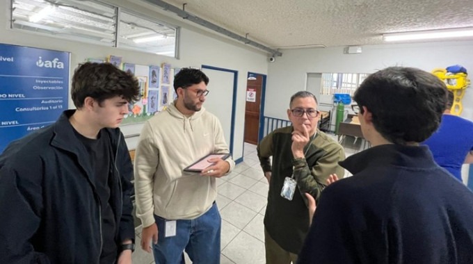 Imagen de varios estudiantes dando una charla en el IAFA