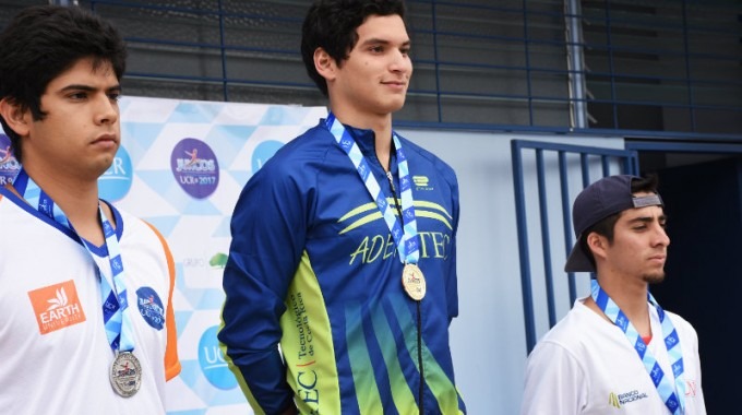 atleta_del_tec_posando_con_medalla_