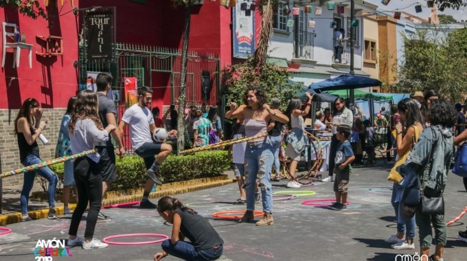 Personas haciendo actividades culturales en la calle 