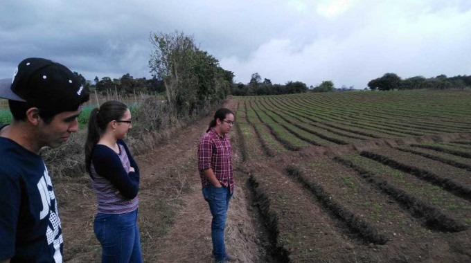 estudiantes_observando_tierra_cultivada_