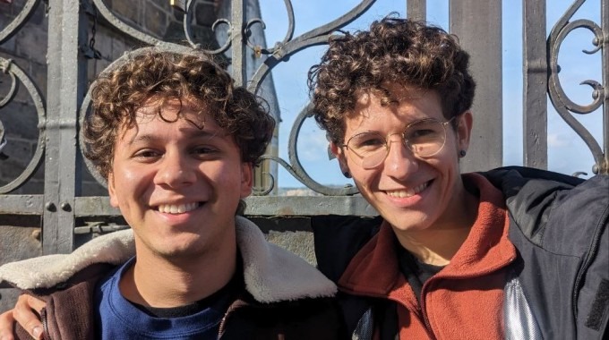 Imagen de dos estudiantes de ingeniería física en su pasantía en Alemania.