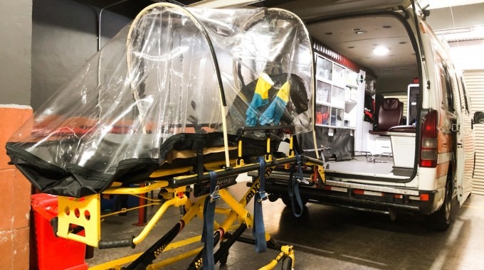 Imagen de una camilla de una ambulancia con una cápsula protectora para los pacientes con enfermedades infecciosas.