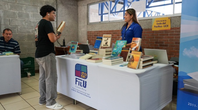Imagen de un estudiante observando un libro en la Filu.