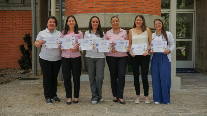 las homenajeadas posan con sus certificados
