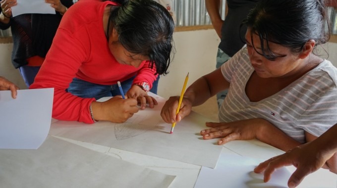 Imagen de dos mujeres indígenas dibujando