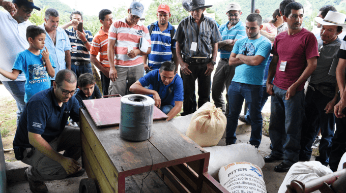 Extensionista del TEC en un taller de capacitación con frijoleros 