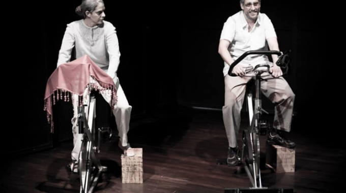 escena_de_la_obra_ancianos_pedaleando_en_bicicleta_estacionaria_