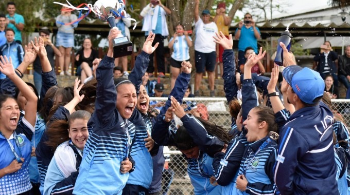 Las futbolistas de la UCR celebran el campeonato.