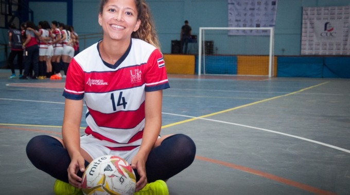 atleta sentada en una cancha