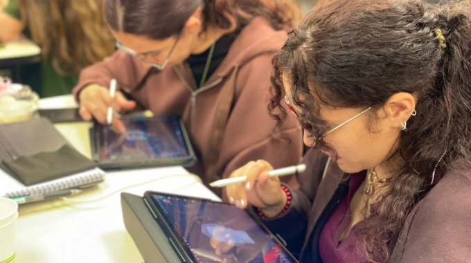 Jóvenes comienzan a desarrollar video juegos en sus computadoras 