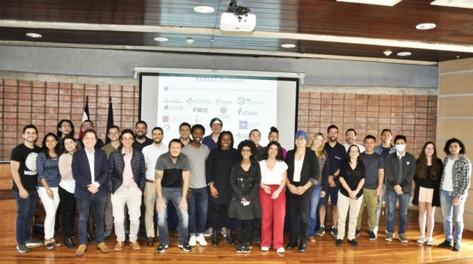 Grupo de personas frente al escenario