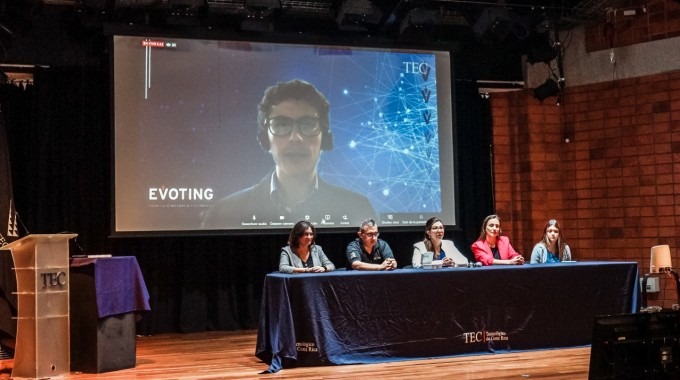 miembros del TIE en centro de las artes y evoting en pantalla