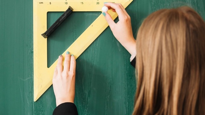 mujer usando regla geométrica