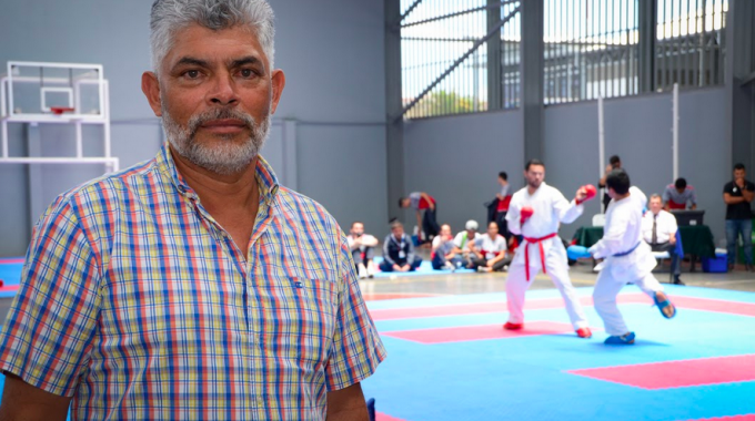 Gerardo Navarrete posa frente a una pelea de karate.