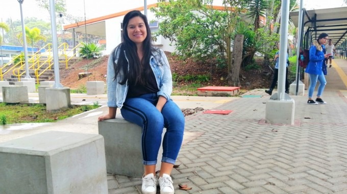 Imagen de una estudiante sentada en Plaza Azul.