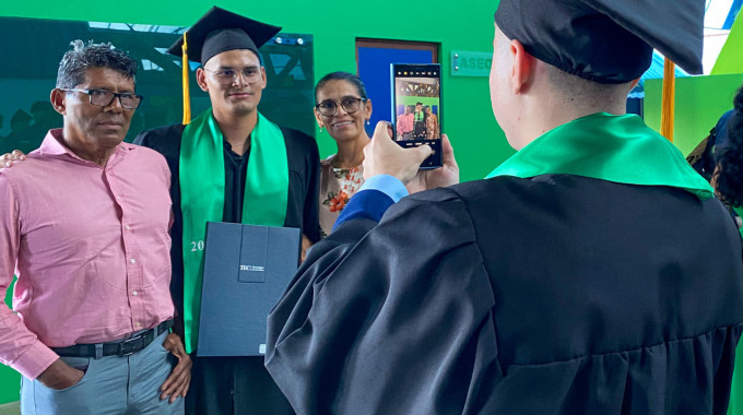 Graduados tomándose fotos