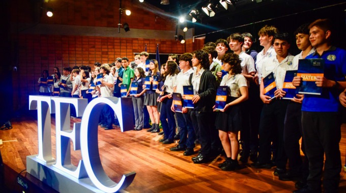 Estudiantes en el escenario del Centro de las Artes del TEC