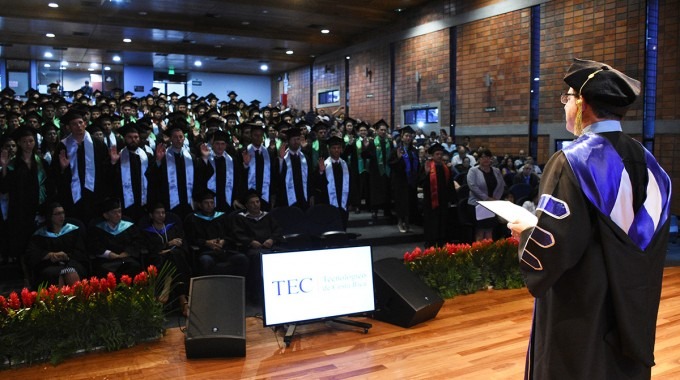 El rector del TEC, Dr. Julio César Calvo, juramenta a los graduandos. Foto: Ruth Garita/OCM.