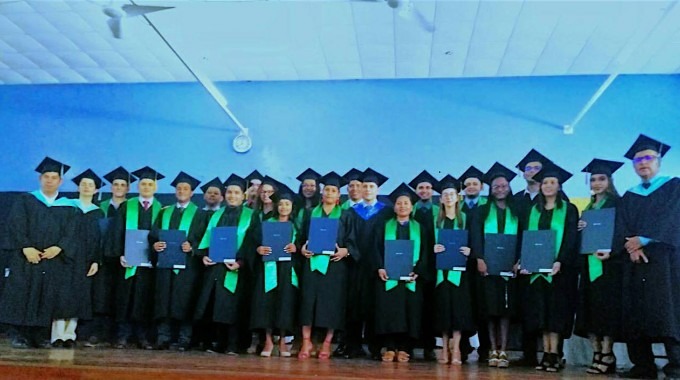 La fotografía muestra la última generación de graduados del Centro Académico de Limón. 